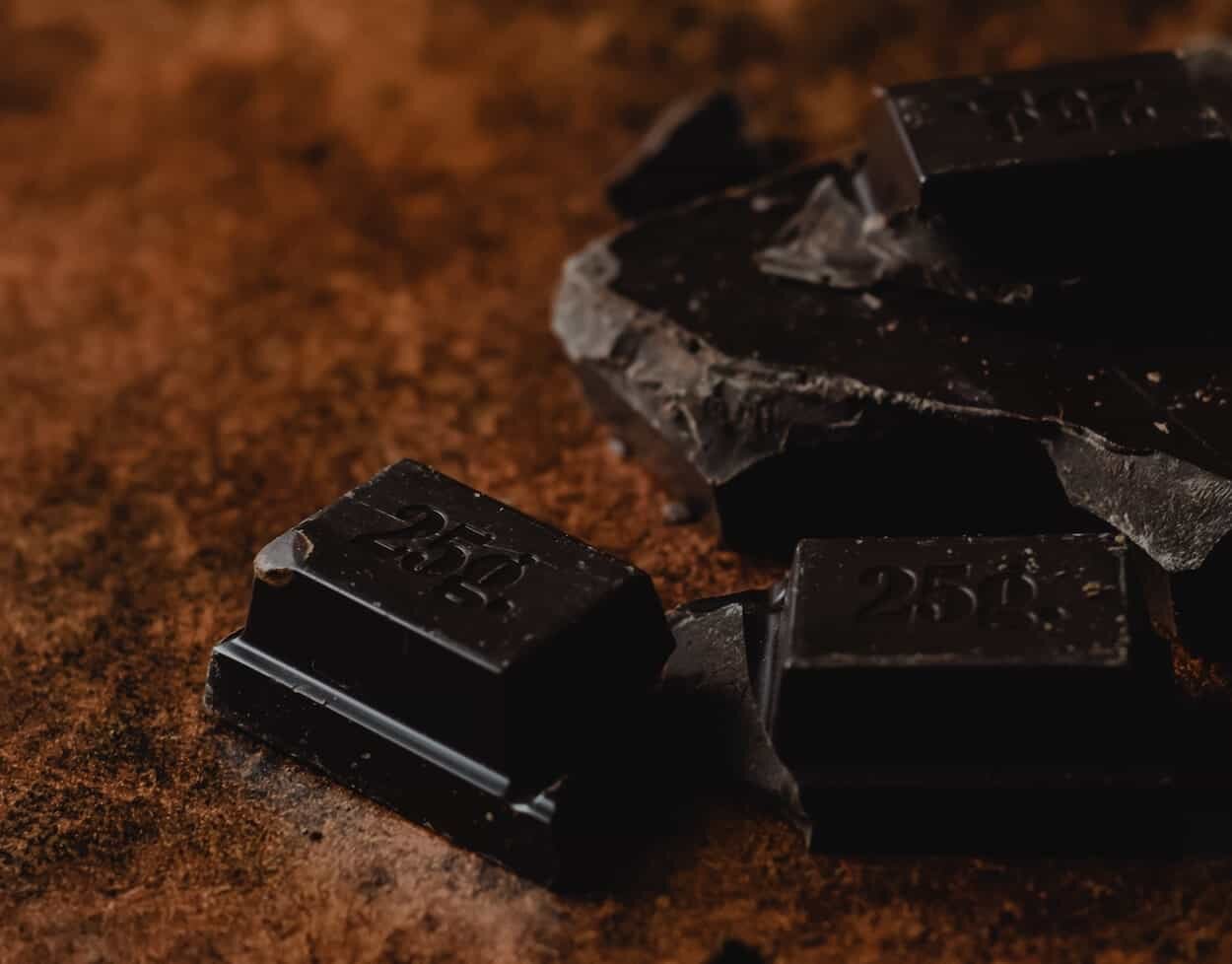 شکلات خارجی با طعم و درصدهای مختلف را آنلاین سفارش بده